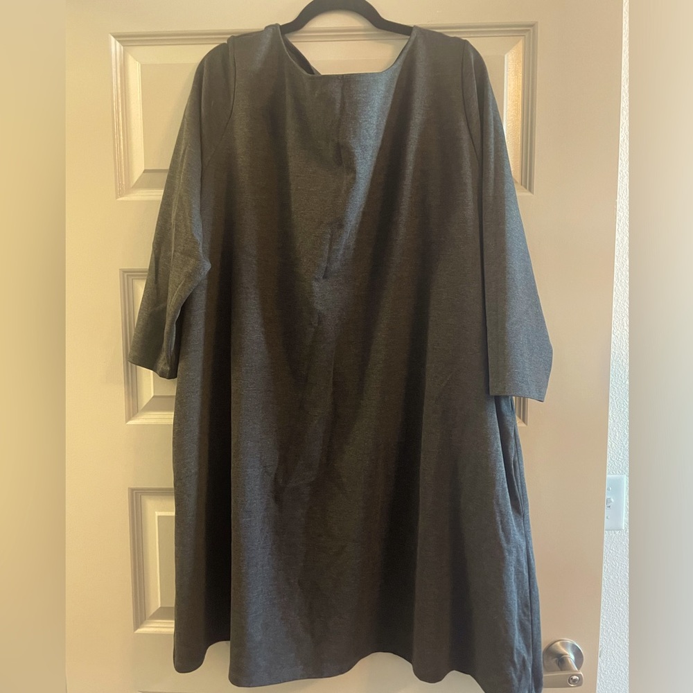 Three quarter sleeve, mid thigh length, semi stretch